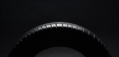 Siyah arka plan üzerine yaz yakıt verimli araba lastikleri