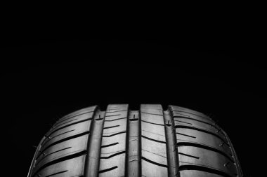 Siyah arka plan üzerine yaz yakıt verimli araba lastikleri