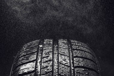 Su damlacıkları ile yaz yakıt verimli araba lastikleri