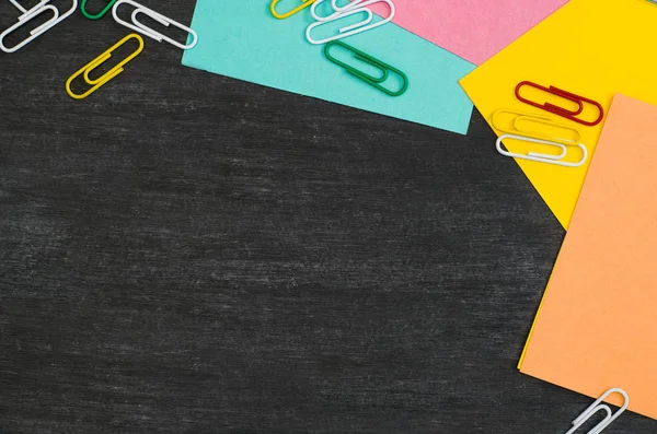 Okul sınır siyah kara tahta arka plan üzerinde sağlar. Üstten Görünüm fotoğraf