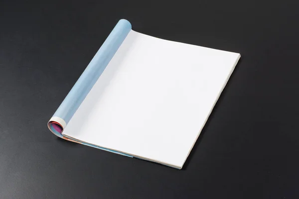 Mock-up tijdschriften of catalogus op zwarte schoolbord achtergrond. — Stockfoto