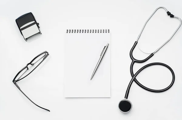 Orvosok desk orvosi kellékek és termékek. Felülnézet fénykép — Stock Fotó
