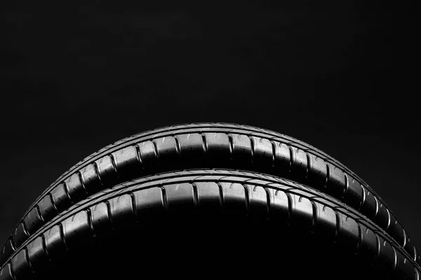 Літні автомобільні шини на чорному тлі — стокове фото