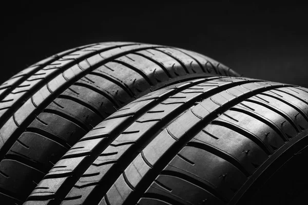 黒い背景に夏の燃料効率の良い車のタイヤ — ストック写真