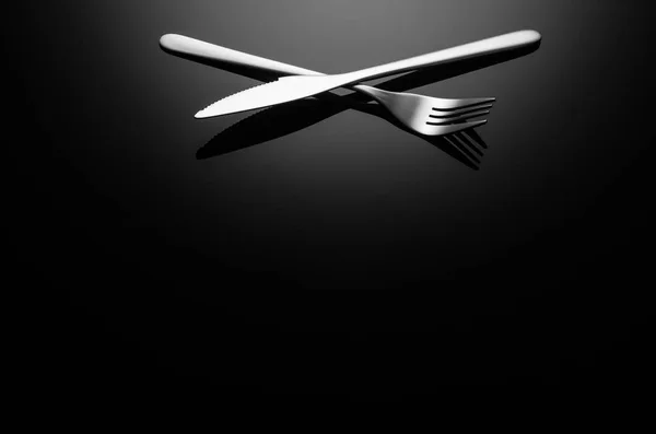 Élelmiszer fekete háttér, ezüst fényvisszaverő felületet a másol hely — Stock Fotó