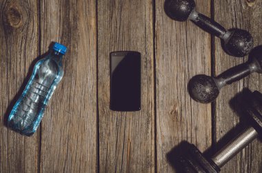 Fitness Egzersiz arka plan. Halter ahşap spor salonu kat veya tablo