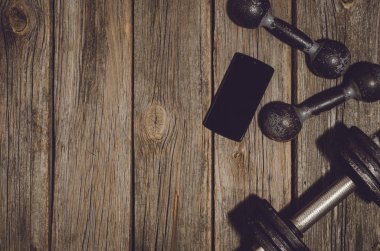 Fitness Egzersiz arka plan. Halter ahşap spor salonu kat veya tablo