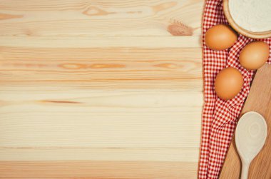 Pişirme veya pizza malzemeleri üstten görünüm ahşap arka plan üzerinde