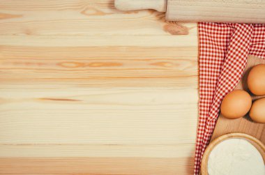 Pişirme veya pizza malzemeleri üstten görünüm ahşap arka plan üzerinde