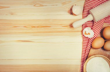 Kek veya pizza malzemeleri ahşap arka plan üzerinde üstten görünüm pişirme