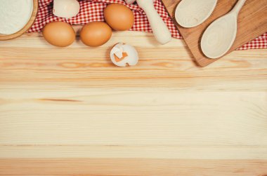 Kek veya pizza malzemeleri ahşap arka plan üzerinde üstten görünüm pişirme