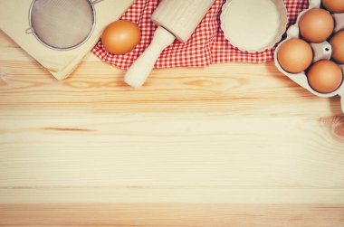 Kek veya pizza malzemeleri ahşap arka plan üzerinde üstten görünüm pişirme