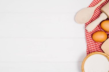 Kek veya pizza malzemeleri ahşap arka plan üzerinde üstten görünüm pişirme