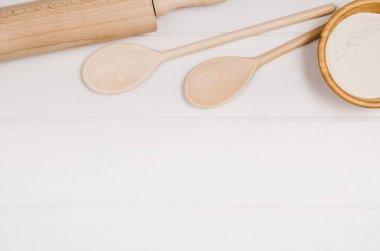 Kek veya pizza malzemeleri ahşap arka plan üzerinde üstten görünüm pişirme