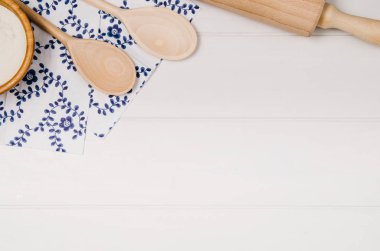 Kek veya pizza malzemeleri ahşap arka plan üzerinde üstten görünüm pişirme