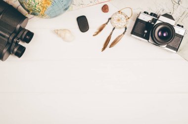 Aksesuarlar üstten görünüm kopya alanı ile ahşap arka plan üzerinde seyahat