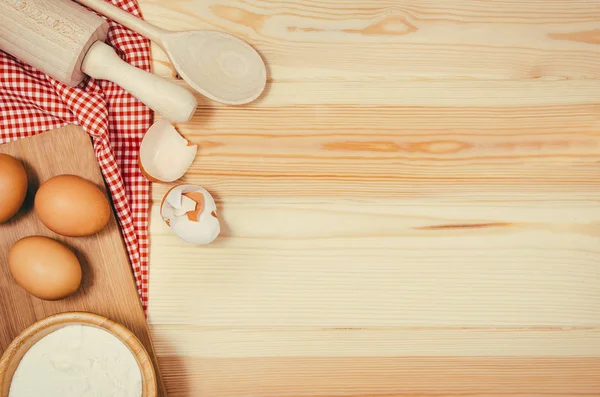 Kek veya pizza malzemeleri ahşap arka plan üzerinde üstten görünüm pişirme