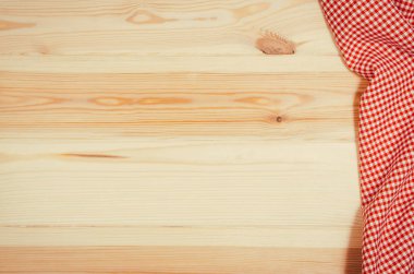 Kareli kumaş peçete ahşap masa üzerinde yukarıdan