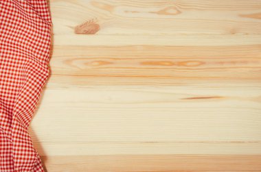 Kareli kumaş peçete ahşap masa üzerinde yukarıdan