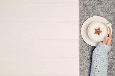 Kahve tablo, üstten görünüm üzerinde tutan el