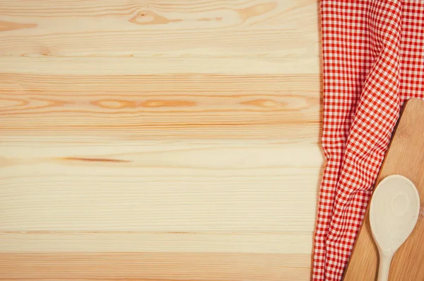 Draufsicht auf karierte Stoffserviette auf Holztisch — Stockfoto