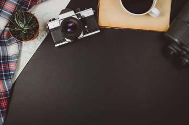 Aksesuarlar üstten görünüm Siyah Kara tahta arka plan kopya alanı ile seyahat