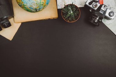 Aksesuarlar üstten görünüm Siyah Kara tahta arka plan kopya alanı ile seyahat