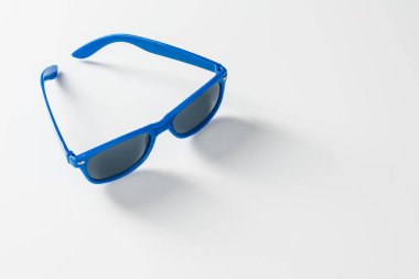 Kopya alanı ile beyaz arka plan üzerinde izole güneş gözlüğü