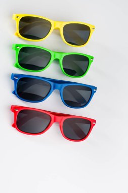 Kopya alanı ile beyaz arka plan üzerinde izole güneş gözlüğü