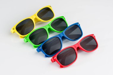 Kopya alanı ile beyaz arka plan üzerinde izole güneş gözlüğü