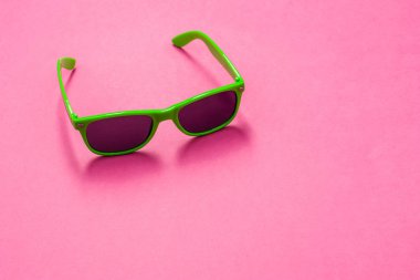Kopya alanı ile renkli arka plan üzerinde güneş gözlüğü