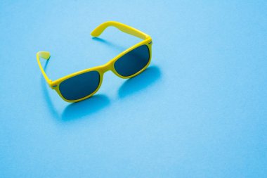 Kopya alanı ile renkli arka plan üzerinde güneş gözlüğü