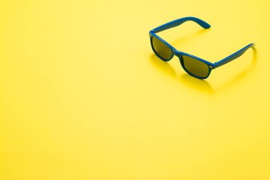 Kopya alanı ile renkli arka plan üzerinde güneş gözlüğü