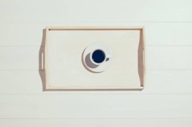 Beyaz ahşap masa üstü görünümü üzerinde kahve kupa