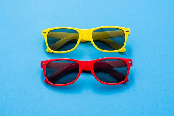 Solglasögon på färgstarka bakgrund med kopia utrymme — Stockfoto