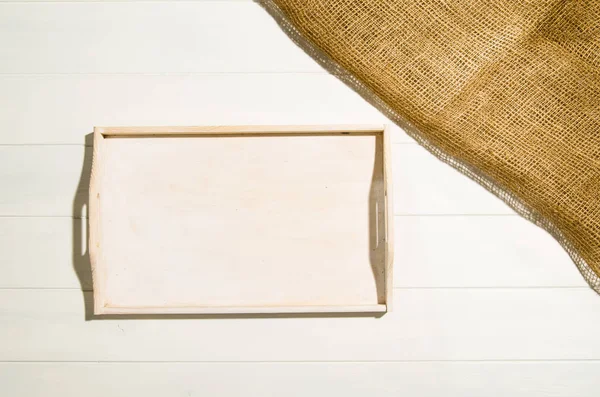 Біла, дерев'яна текстура підлоги з фоном з джутової тканини — стокове фото