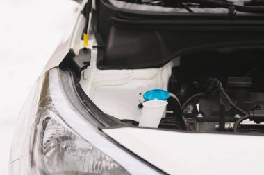 Araba motoru closeup kopya alanı ile. Kışın açık fotoğraf