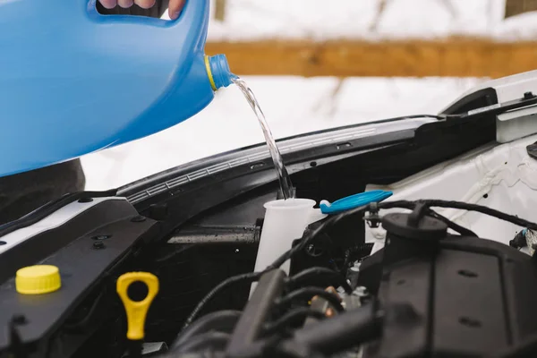 Homem derramando carro inverno pára-brisa lavador fluido — Fotografia de Stock