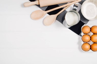 Kek veya pizza malzemeleri ahşap arka plan üzerinde üstten görünüm pişirme