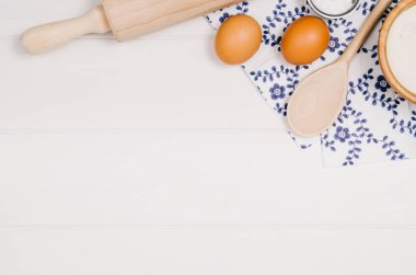 Kek veya pizza malzemeleri ahşap arka plan üzerinde üstten görünüm pişirme