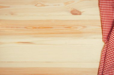 Kareli kumaş peçete ahşap masa üzerinde yukarıdan