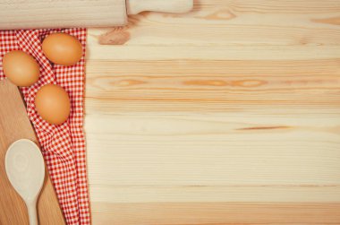 Pişirme veya pizza malzemeleri üstten görünüm ahşap arka plan üzerinde