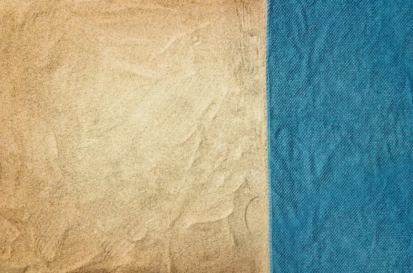 Το Top view αμμώδη παραλία και πετσέτα. Φόντο με αντίγραφο χώρου — Φωτογραφία Αρχείου