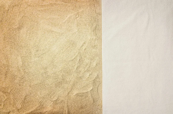 顶视图的沙质海滩和毛巾。背景与副本空间 — 图库照片