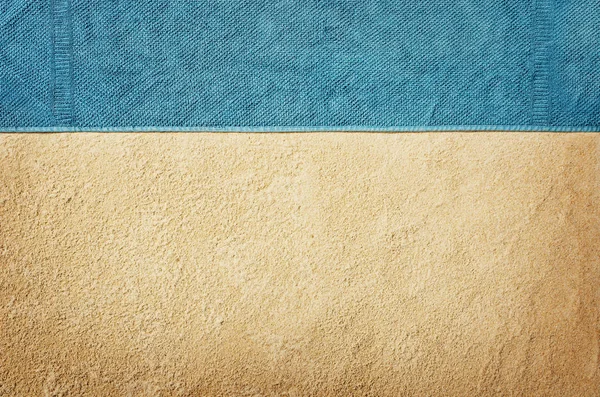 Handtuch von oben am Sandstrand. Hintergrund mit Kopierraum — Stockfoto