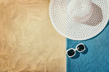 Üstten Görünüm kumsal havluda. Arka plan kopya alanı ile