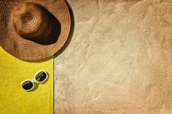 Asciugamano vista dall'alto sulla spiaggia di sabbia. Sfondo con spazio di copia — Foto Stock
