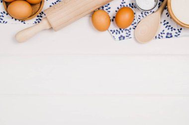 Kek veya pizza malzemeleri ahşap arka plan üzerinde üstten görünüm pişirme