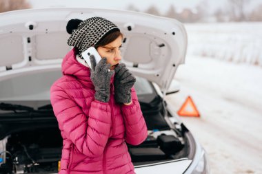 Yardım veya yardım - kış Araba arızası için kadın