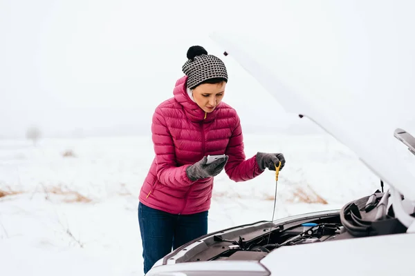 Mulher pedindo ajuda ou assistência - avaria do carro de inverno — Fotografia de Stock